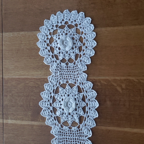 Handmade doili table runner 8 - Picture 5 of 6